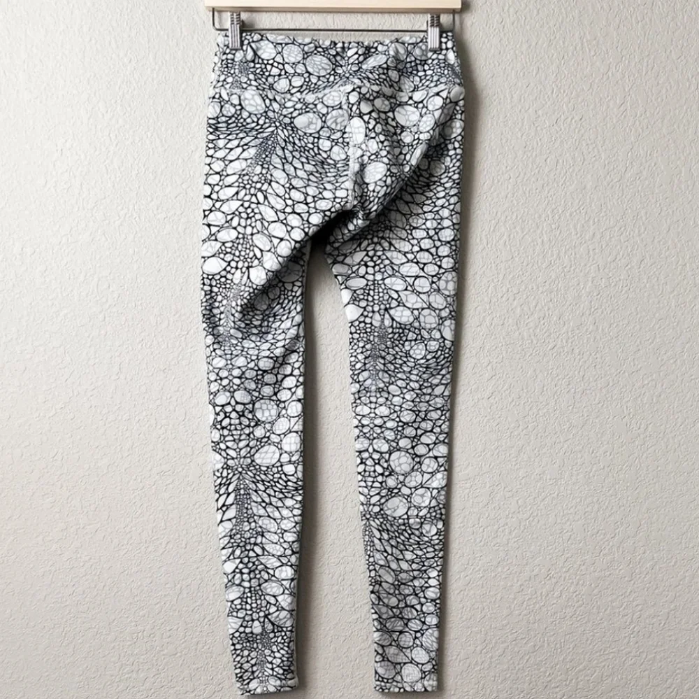 Alo Yoga Iguana Black Gray White Leggings Size XS